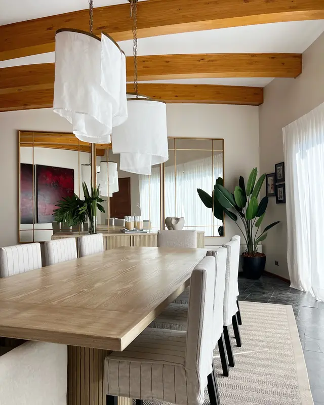 Casa de muros curvos · Comedor