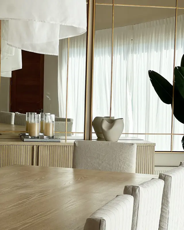Casa de muros curvos · Comedor