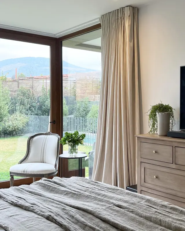Dormitorio principal con mini living · Dormitorio