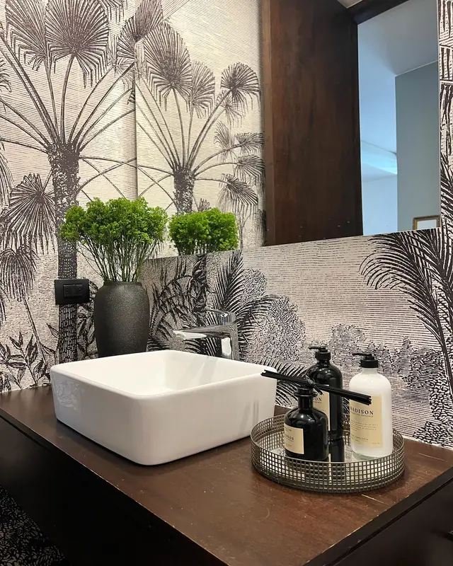 Hall, baño de visitas y dormitorio · Baño