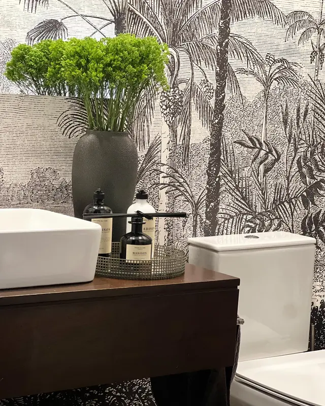 Hall, baño de visitas y dormitorio · Baño