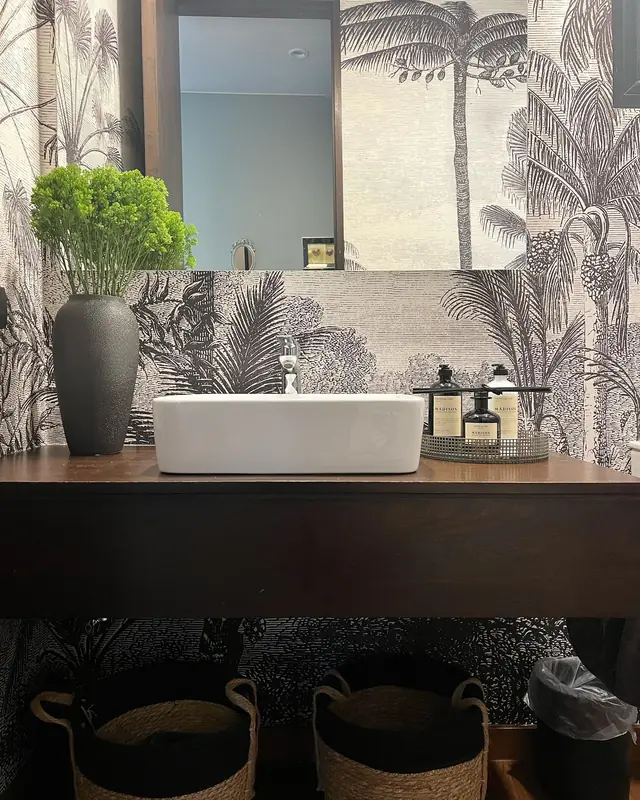 Hall, baño de visitas y dormitorio · Baño
