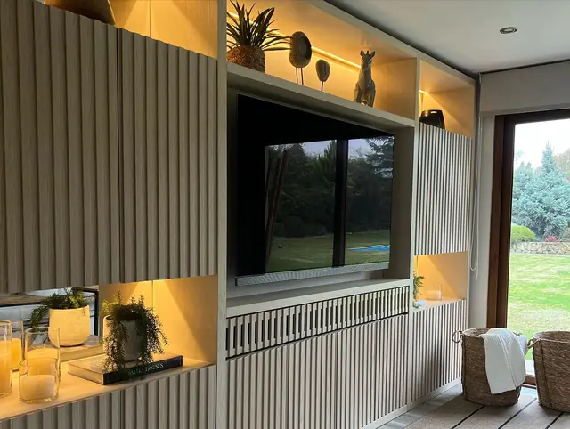 Salita con mueble de muro a muro · Living