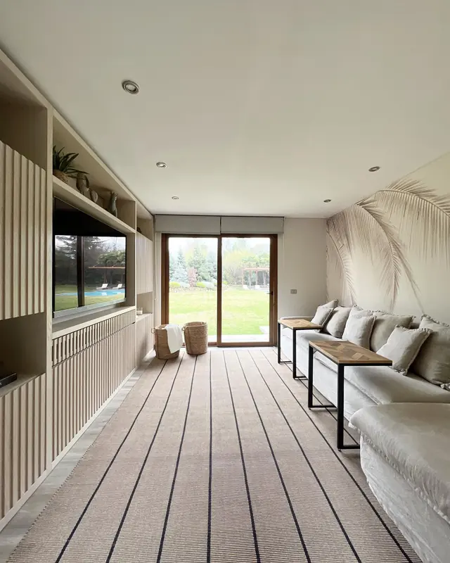 Salita con mueble de muro a muro · Living
