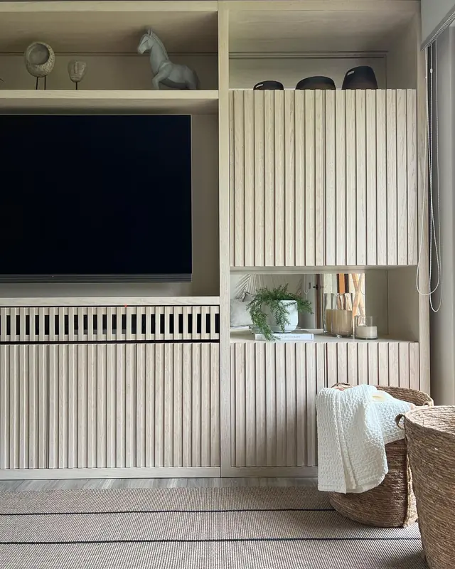 Salita con mueble de muro a muro · Living