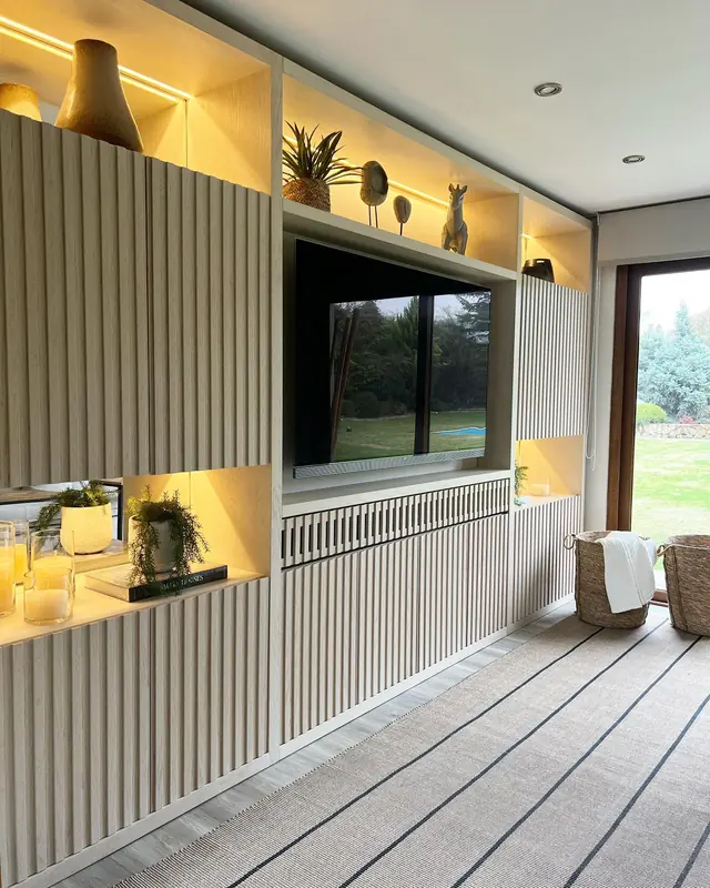 Salita con mueble de muro a muro · Living